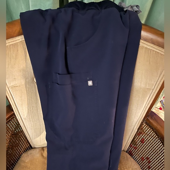 FIGS Kade Cargo scrub pants in Navy Blue, Size XS - Picture 7 of 11
